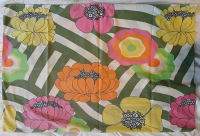 Pair of 1970s Wondercale Springmaid Standard Pillowcases * Flower Power* Hippie  - Image 1 of 4