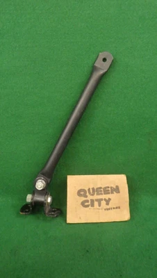 Новый из старых запасов грузовик Ford 1940-х 1950-х годов? Кронштейн рычага зеркала F1? Или Chevrolet? - Изображение 1 из 4