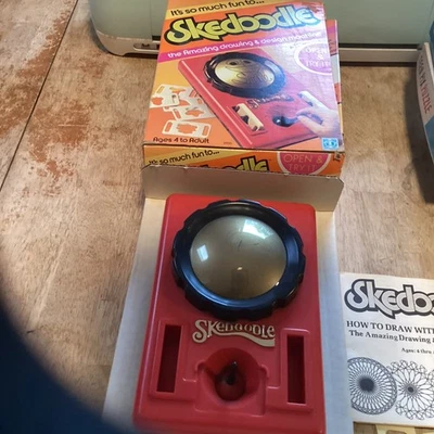 Máquina de dibujo y diseño Hasbro SKEDOODLE 1979 original vintage - completa Foto 1 de 2