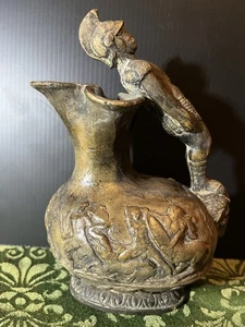 Storico vaso ceramica greco romano Askos figura soldato e rilievo guerra - Foto 1 di 8