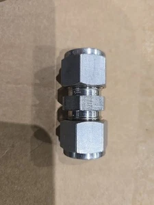 Lot Of 10 Swegelok SS-810-6 Union 1/2 in. Stainless  FREESHIPPING - Picture 1 of 1