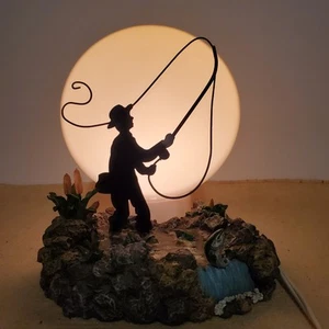 Lámpara de mesa vintage de pescador con mosca Moon River Silhouette 8 X 7 cabina - Imagen 1 de 10