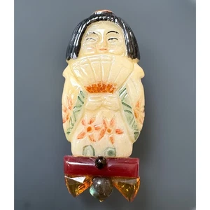 Broche de geisha asiática de celuloide tallado de colección 28 g prendedor figurativo grande plástico temprano - Imagen 1 de 13