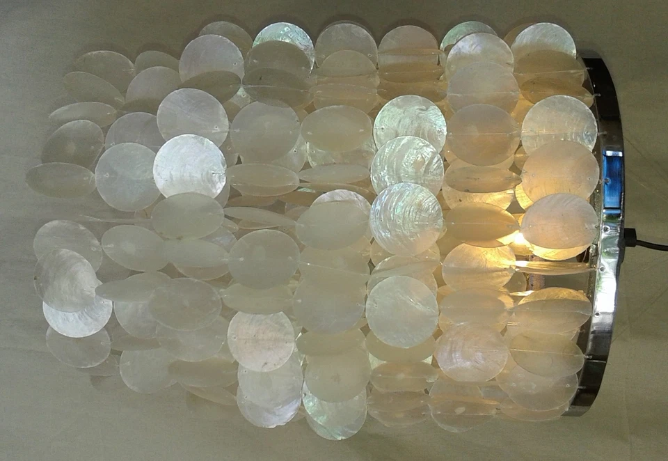 Deckenlampe / Deckenleuchte, Muschelleuchte aus hunderten Capiz, Perlmutt Plät - Bild 1 von 1
