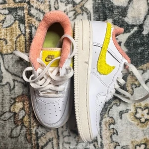 Nike Air Force 1 Low Kids 10.5C DV2199-100 White Yellow Pink Chenille Swoosh - Picture 1 of 8