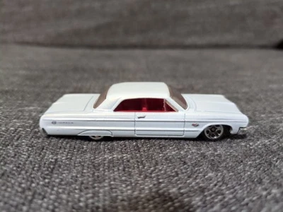 Impala Hot Wheels '64 2010, blanco, exclusivo paquete múltiple, como nuevo Foto 1 de 4