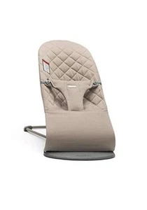 BabyBjörn Babywippe Bliss, sandgrau, gewebt, klassische Steppdecke | 2-in-1 verstellbar Bab - Bild 1 von 3