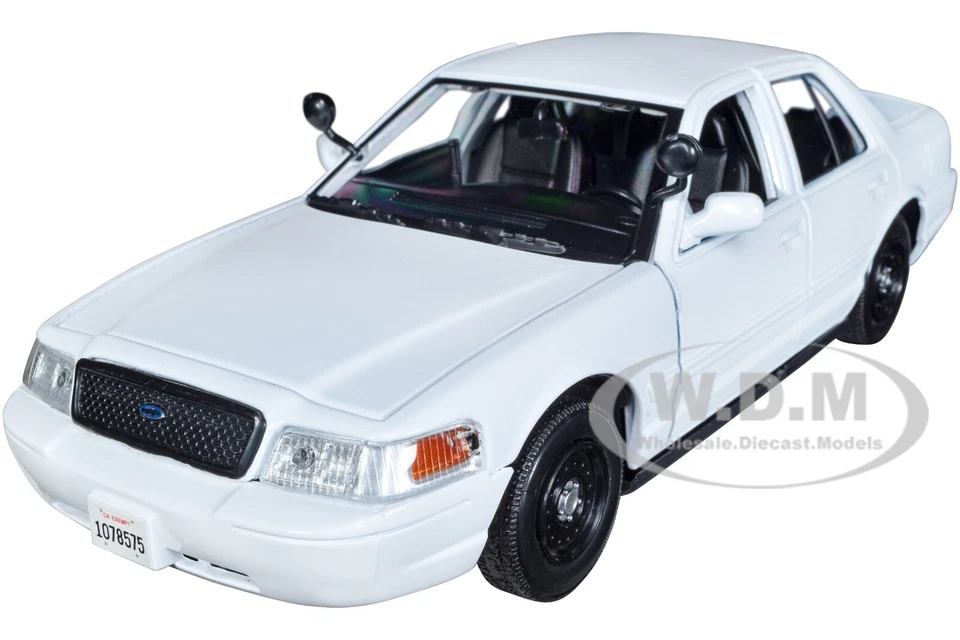 2010 FORD CROWN VICTORIA POLICE UNMARKED WHITE BUILDER'S KIT 1/24 MOTORMAX 76469