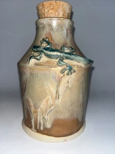 Jarra de cerámica firmada Sheryl Holstein con lagarto 2003 - Imagen 1 de 6