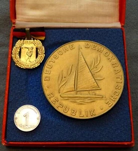 DDR - campione tedesco 1954 20 mq classe incrociatore Jollen, medaglia e distintivo - Foto 1 di 6