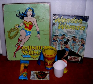 Wonder Woman Sammlerstücke Lot BK Tasse, Pez, 2 Blechschilder, Decal Pint Glas mit Cape - Bild 1 von 5