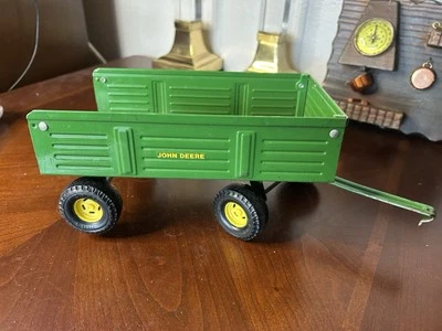 Vagón utilitario de granja de acero prensado juguete verde ERTL JOHN DEERE de colección de los años 70/80 Foto 1 de 4