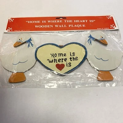 老式20世纪80年代木制蓝丝带鹅家是心脏所在的墙壁标志 — 第 1/4 张图片