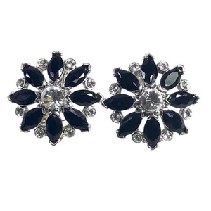 Vintage boucles d’oreilles Clip Fleur Métal Argenté Orné De Cristaux Par MONET - Foto 1 di 4