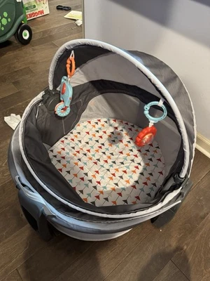 Cuna portátil Fisher-Price On-The-Go Baby Dome, espacio de juego de viaje con Foto 1 de 4