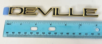 NUEVO Cadillac DeVille OEM Cromo Emblema Insignia Placa de Identificación Borde Clásico De Colección Dorado Foto 1 de 2