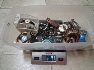 Über 3 Pfund Uhren Konvolut - defekte Uhren zum Reparieren/Teile/Batterie - Bild 1 von 7