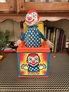 Mattel Jack In The Music Box 1971 sonido reproduce lento, pestaña rota y mango leer - Imagen 1 de 17