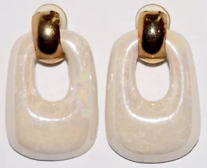 Orecchini a perno vintage ceramica "Battiporta" traforati 1,75" oro avorio omaggio S&H - Foto 1 di 2