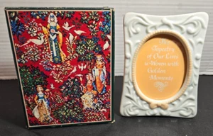 Marco de fotos de porcelana colección tapiz AVON 1981 5" con caja - Imagen 1 de 8
