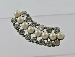 Spilla vintage in metallo con strass e perle finte - Foto 1 di 4