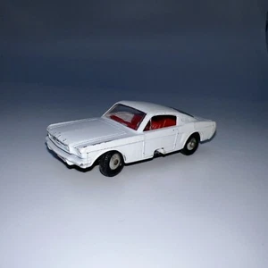 MATCHBOX Ford Mustang (R4E) Lesney (JSF6) Series 8 White Car Silver Wheels (A) - Picture 1 of 7