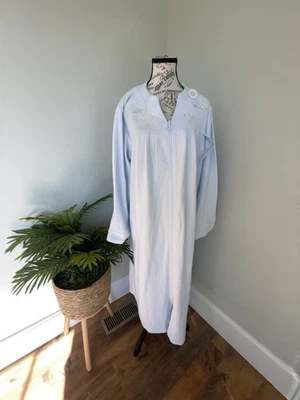 Abrigo Miss Elaine House Talla 1X Bata Camisón Cremallera Completa Azul Suave Nuevo con Etiquetas Precio de venta sugerido por el fabricante 98 USD Foto 1 de 4