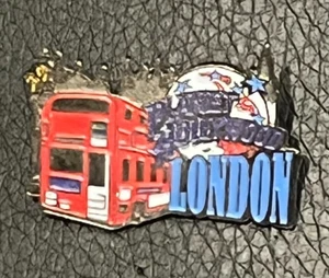 PLANET HOLLYWOOD Pin Badge LONDON Red Bus - Picture 1 of 2