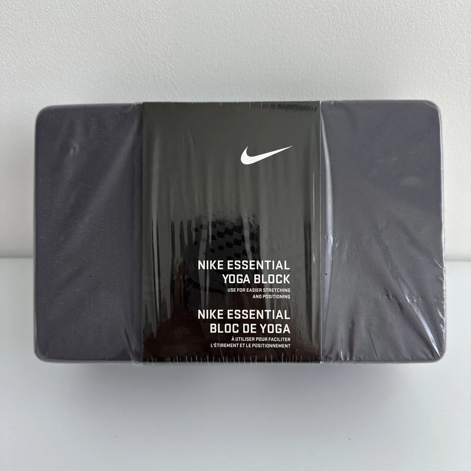 Bloque de posicionamiento elástico a rayas rosas púrpura Nike Essential Yoga Block Foto 1 de 4