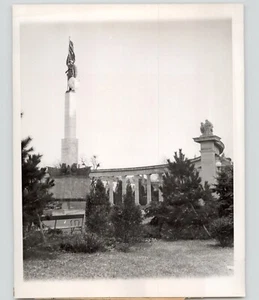 Soldados Rusos Monumento de la Posguerra Viena AUSTRIA Vintage 1946 Foto de Prensa - Imagen 1 de 2