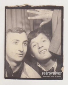 Dos hombres jóvenes guapos cariñosos abrazan cabina de fotos pareja gay abstracto - Imagen 1 de 7