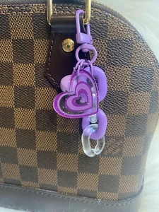 Lila Herz Taschenanhänger Schlüsselring Anhänger Schlüsselanhänger Handtasche Anhänger Glocke Y2K Neu - Bild 1 von 2