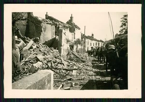 Foto Kriegszerstörung Frankreich - Wehrmacht Soldaten zerstörte Häuser Straße - Picture 1 of 2
