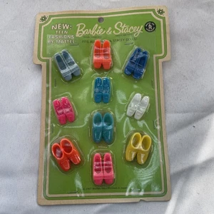 DE COLECCIÓN ~ ACCESORIOS BARBIE AÑOS 60 ~ ZAPATOS BARBIE & STACEY ~ "PLANOS Y TACONES" - Imagen 1 de 10