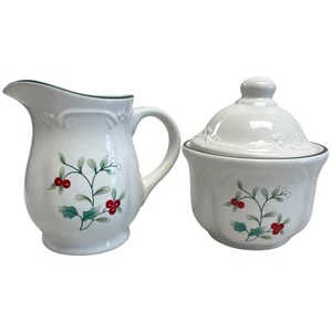 Juego de 3 piezas de gres Pfaltzgraff Winterberry azucarero con tapa y crema - Imagen 1 de 13