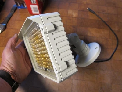 Luz iluminadora LED IR CMVision CM-IR130-850NM con soporte/soporte de montaje Foto 1 de 4