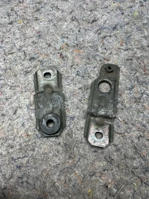 Soportes superiores de montaje de radiador Infiniti QX4 1997-2003  Foto 1 de 4