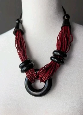 Collar llamativo de cuentas de semillas africanas de varios hilos rojo marrón anillo de madera de colección boho Foto 1 de 4