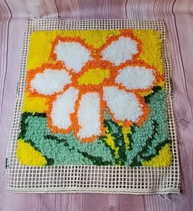 Vintage 1970's Finished Latch Hook White Daisy - Picture 1 of 2