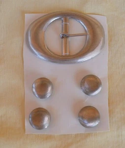 Vintage 5-teiliges Set silberfarben Metall ovale Kleid Schnalle & 4 Knöpfe gerippte Struktur - Bild 1 von 7