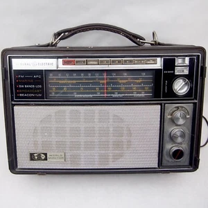 Vintage General Electric GE World Monitor Radio P2900A FM BC LW SW UHF - Picture 1 of 20