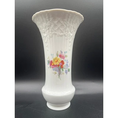 Jarrón de porcelana blanca Kaiser Alemania de colección ramo floral motivo mariposa 8" x 4,5" Foto 1 de 4