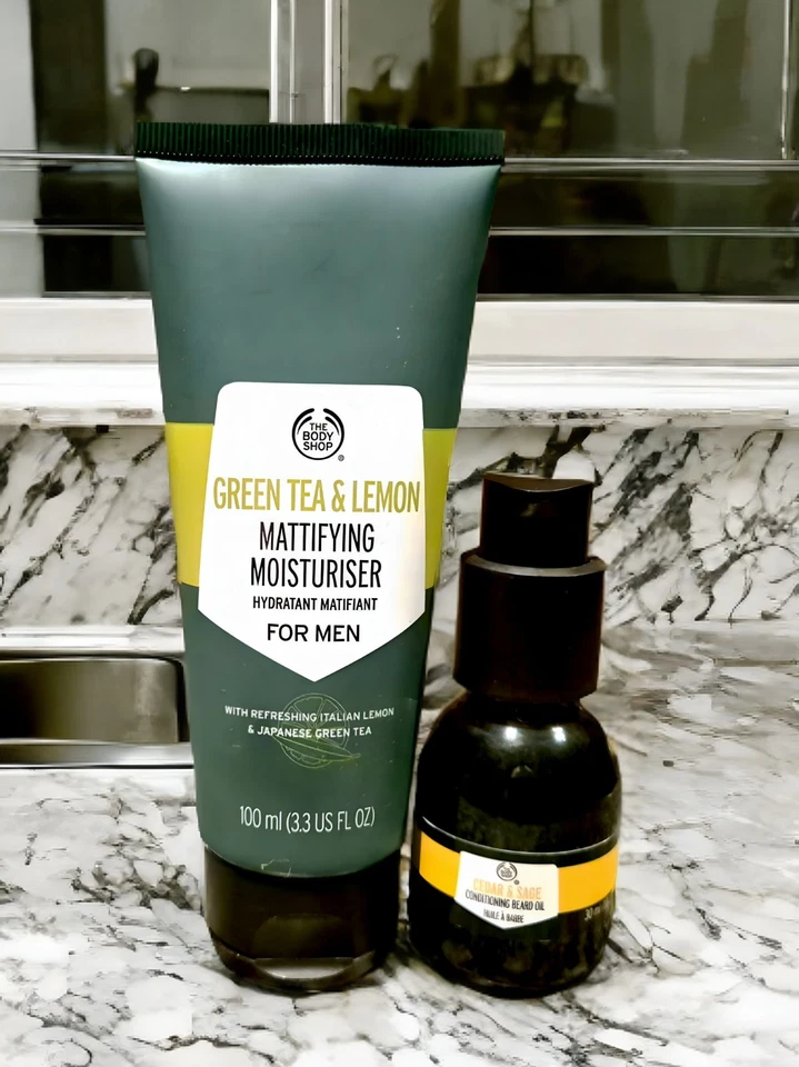 The Body Shop Hombre Té Verde, Limón Mate Hidratante y Aceite de Cedro y Salvia Barba Foto 1 de 1