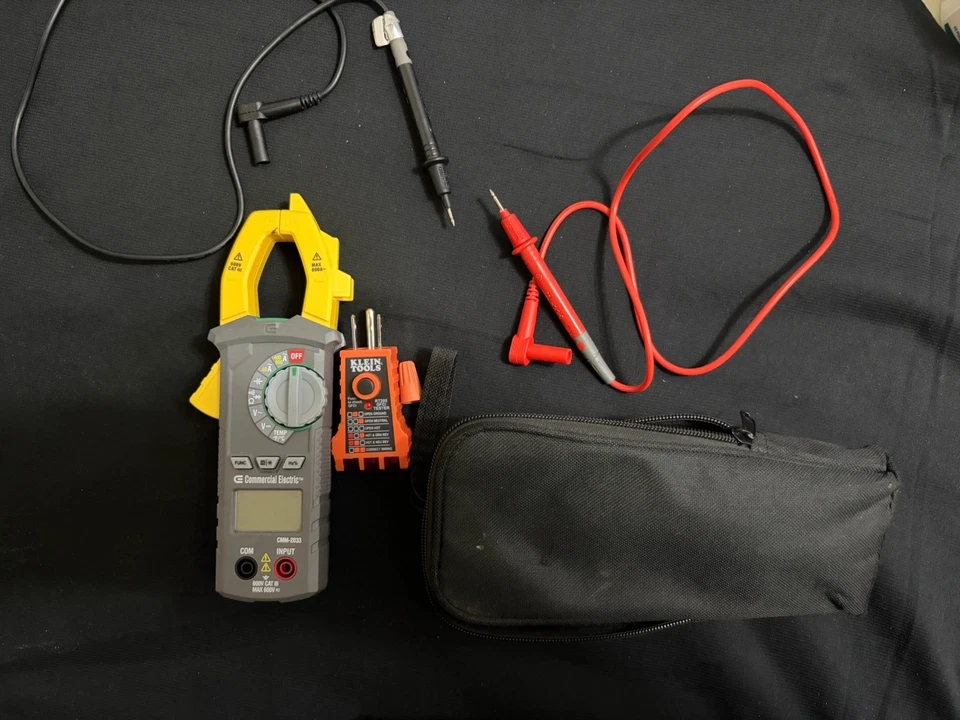 Pinza amperimétrica digital eléctrica comercial CA y CC 600 V CAT III sin contacto Foto 1 de 1