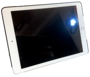 Apple iPad 5. Gen. 128GB, WLAN, 24,64 cm, (9,7 Zoll) - Silber - Afbeelding 1 van 8