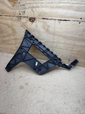 AUDI A4 2009-2016 - Guía de parachoques trasero izquierdo/soporte 8K5807889A OEM. Foto 1 de 4