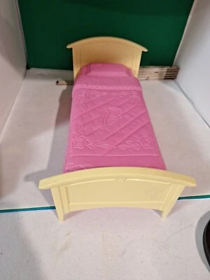 Casa de muñecas Barbie 2002 cama rosa. Usado. Foto 1 de 4