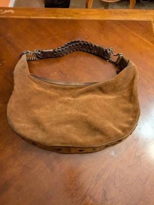 Cartera Hobo Donald Pliner Gamuza Camel/Metálica Media Tachonada Borde Foto 1 de 4