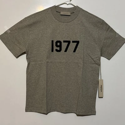 Camiseta Essentials 1977 avena oscura talla PEQUEÑA Foto 1 de 4
