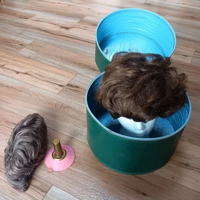 Estuche de transporte superior de vinilo diseño en relieve con 2 pelucas verde peluca redonda vintage Foto 1 de 4